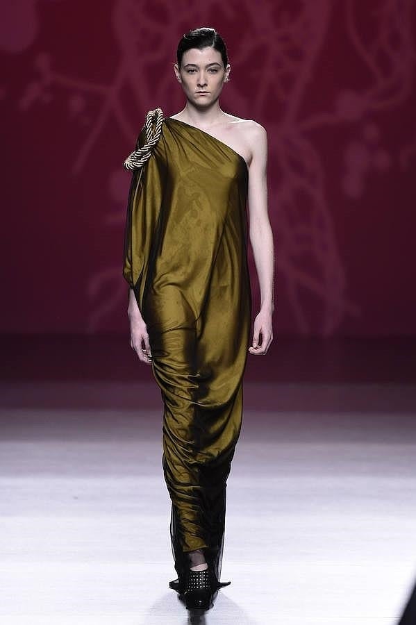 Vestido largo con manga asimétrica.