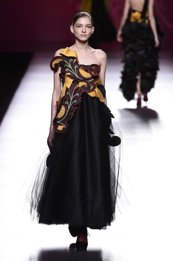 Vestido negro con bordados dorados y detalle en tul.