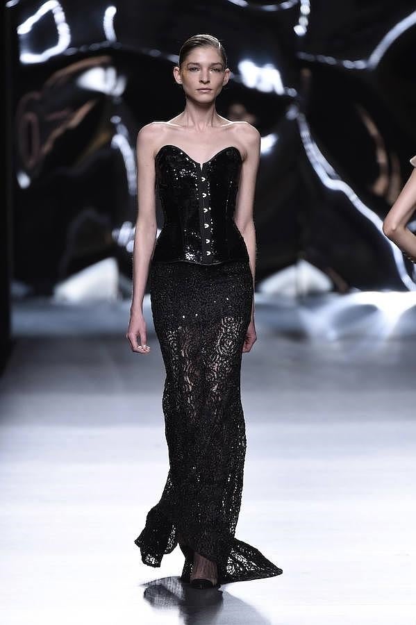 Como era de esperar, los corsés no podían faltar en esta colección.