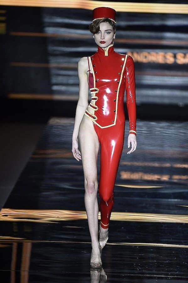 Mono rojo de charol inspirado en el botones de un hotel.