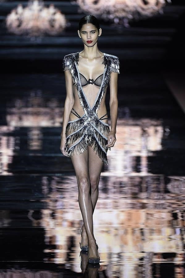 Look con vestido repleto de apliques metálicos.