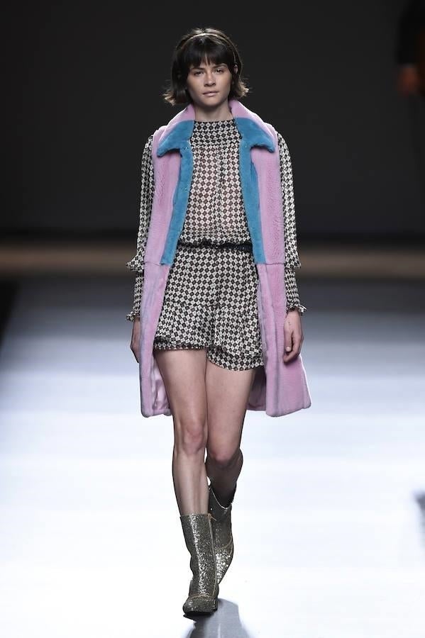 Vestido estampado con volantes y chaleco de pelo.