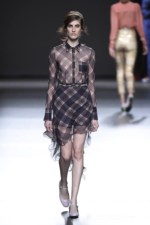 Total look cuadros combinado con bailarinas de purpurina.