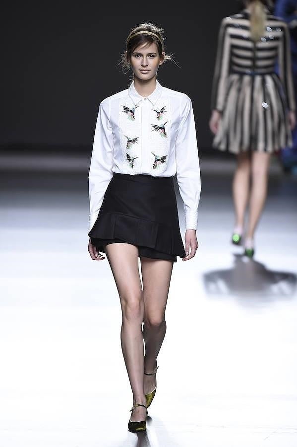 Camisa blanco con bordados de pájaros.