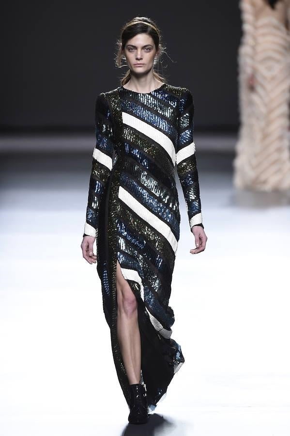 Vestido de lentejuelas tricolor con abertura frontal.