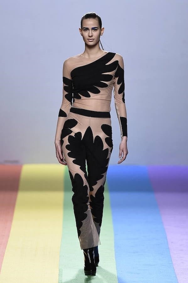 Mono transparente color nude decorado con alas negras.