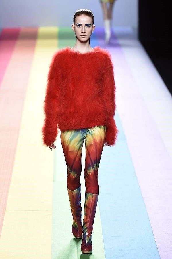 Jersey de pelo rojo combinado con leggins abstractas.