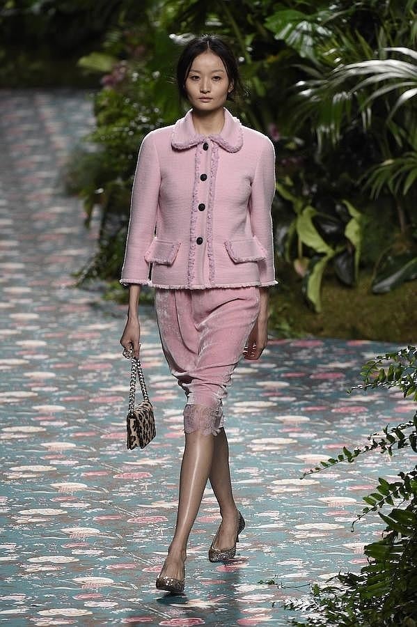 Falda rosa de terciopelo con bajo lencero.