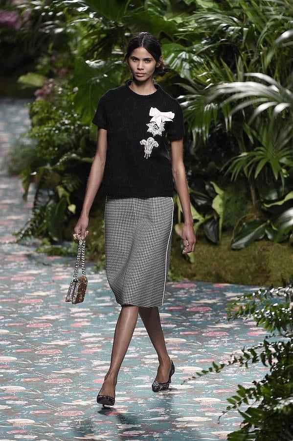 Falda lápiz de cuadros y jersey negro.