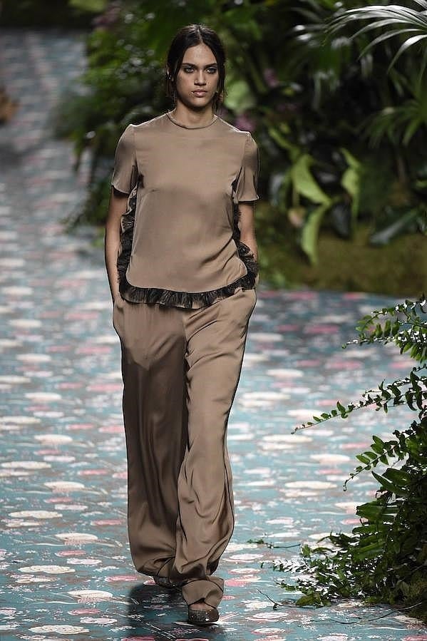 Look de seda marrón con toque lencero de color negro.