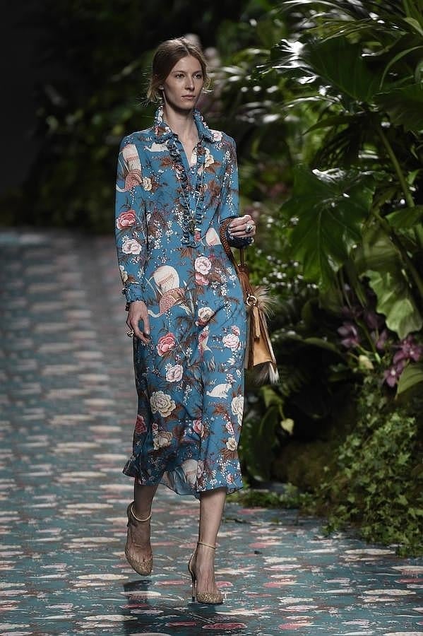 Mono floral con botones en la parte delantera.