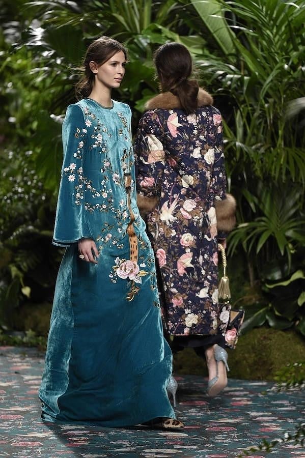 Vestido largo de color azul decorado con bordado floral.