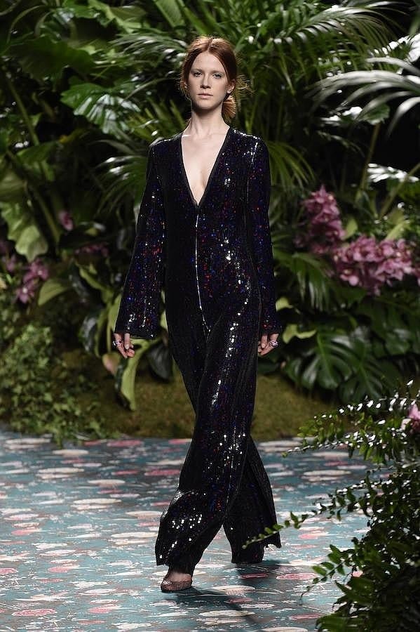 Mono negro de lentejuelas con cremallera delantera.