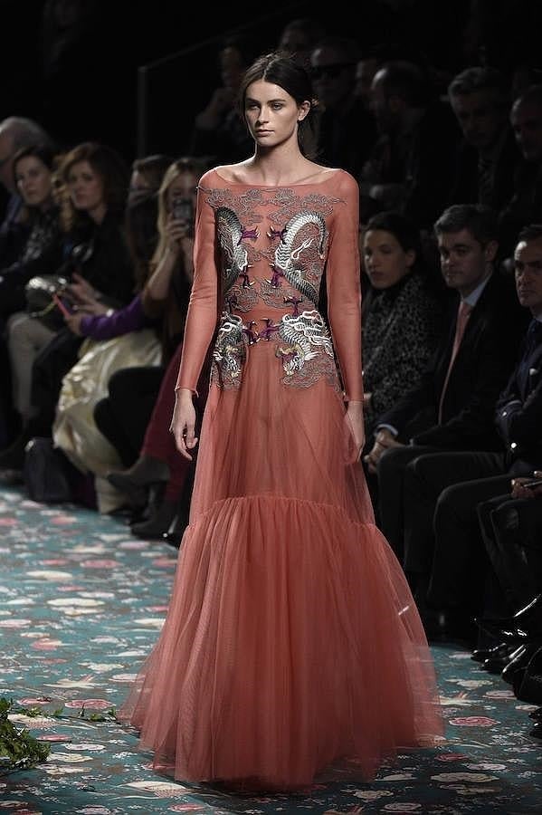 Vestido largo en tul con bordado en cuerpo.