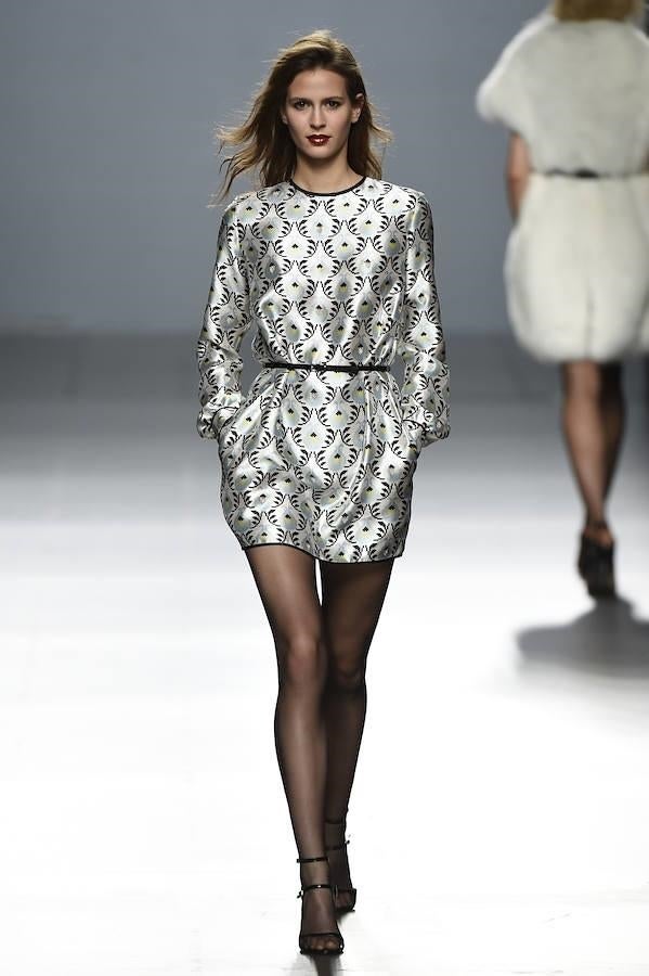 Vestido corto con estampado y cinturón fino.