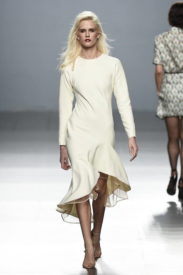 Vestido color crema con volante en el bajo.