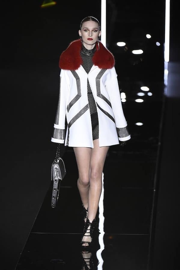 Abrigo blanco con cuello de pelo rojo.