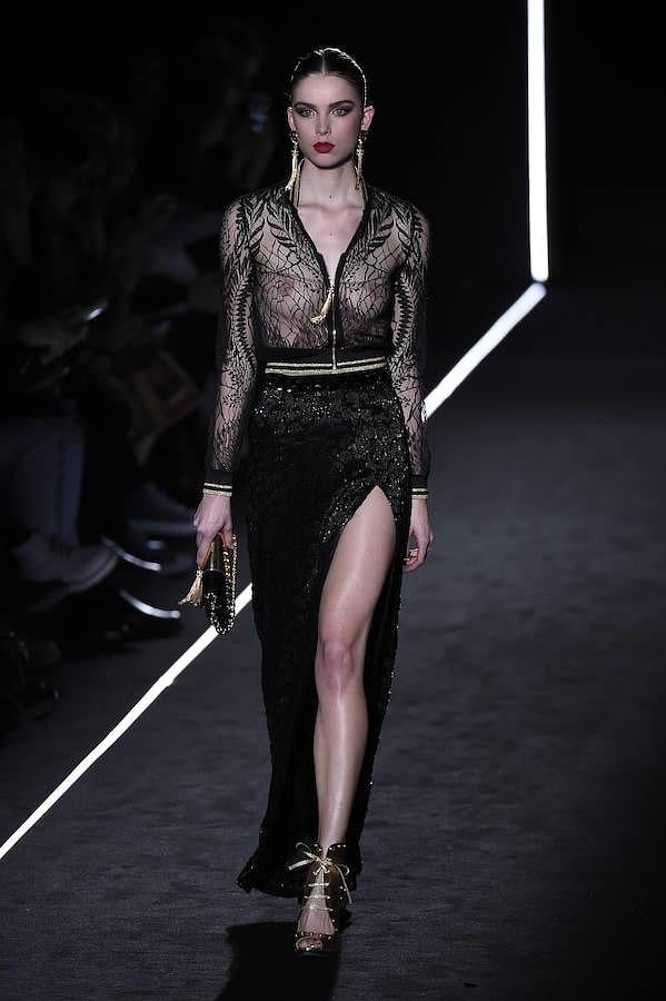 Vestido negro con cuerpo transparente de encaje.