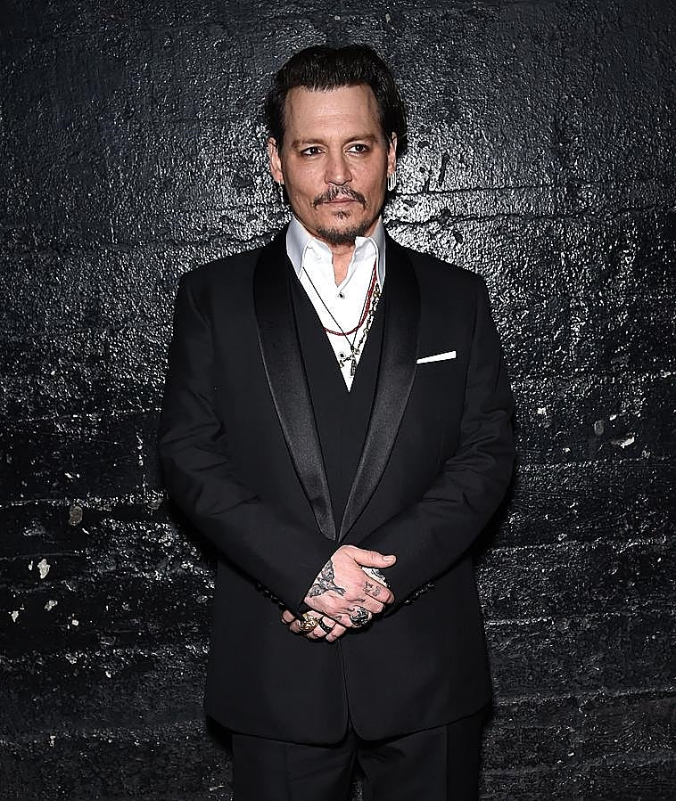 Johnny Depp vistió de Dior Homme en la 2ª edición de los Hollywood Beauty Awards: esmoquin de angora y algodón con cuello tipo chal y chaleco de angora y algodón con los botones ocultos. El actor entregó el premios a la firma Diro, de la que es embajador.