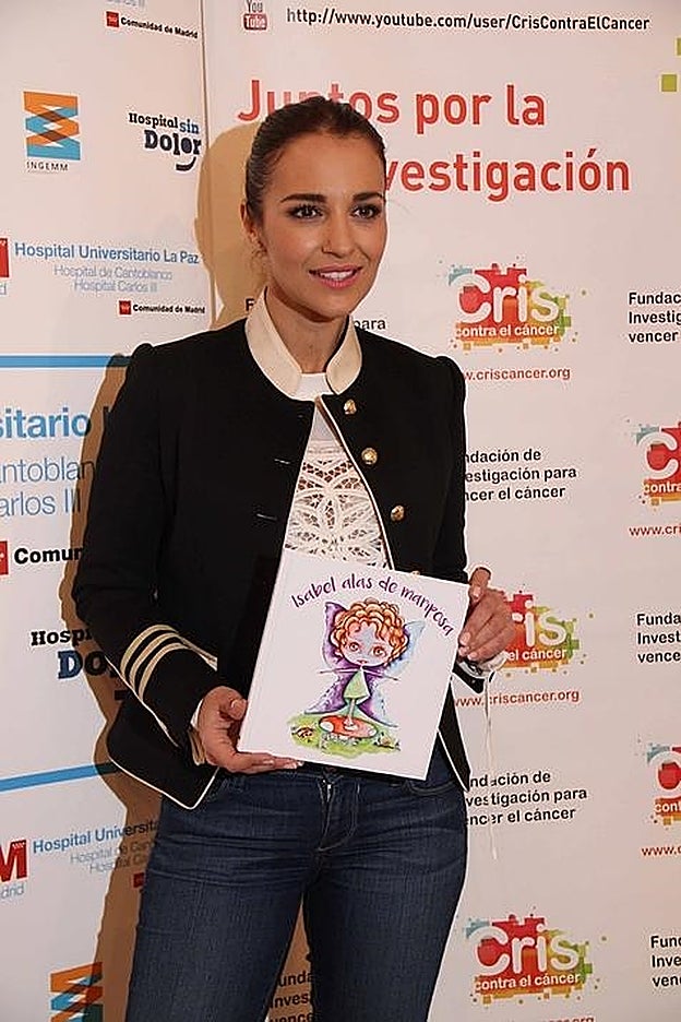 Paula Echevarrí posa con el libro solidario a favor de la Fundación Cris contra el cáncer infantil.