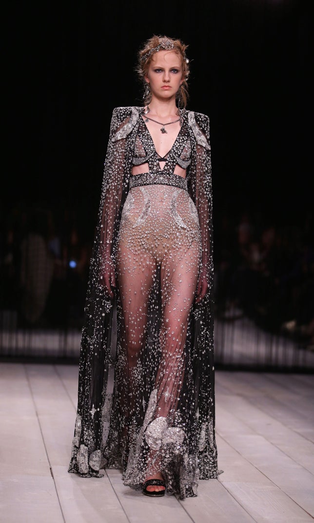 Los bordados joya 'visten' este diseño negro de gasa transparente.