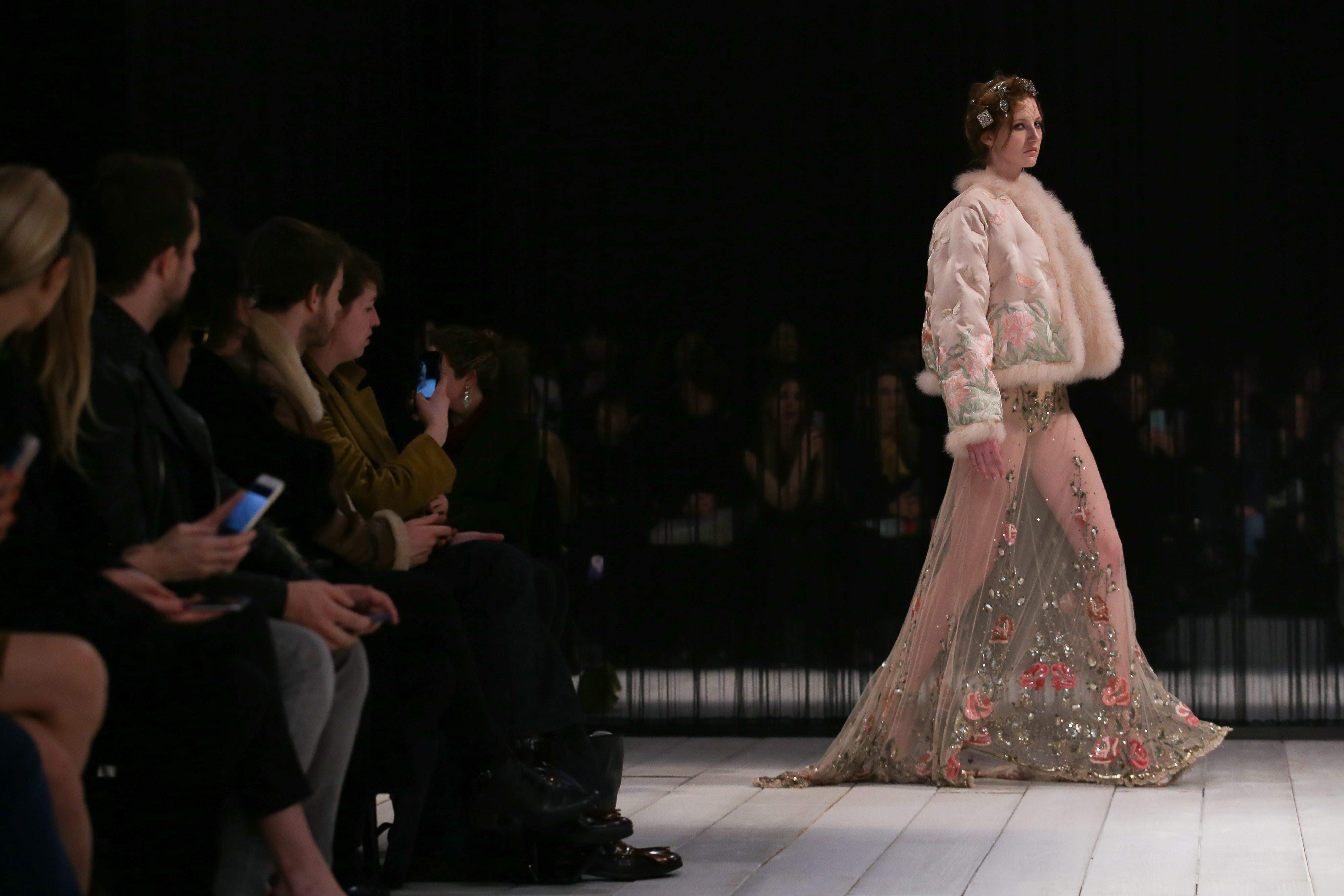 La gasa transparente bordada se abriga con una prenda exterior rematada en piel.