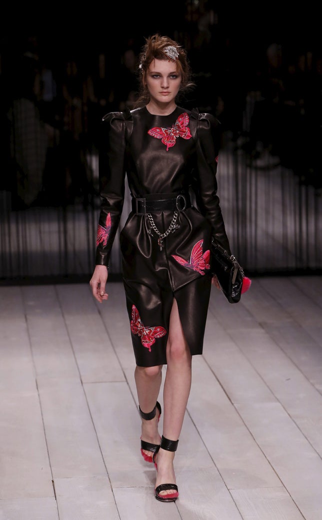 Burton juega a los opuestos en este diseño en el que se contrapone la rotundidad del cuero y la delicadeza de las mariposas.