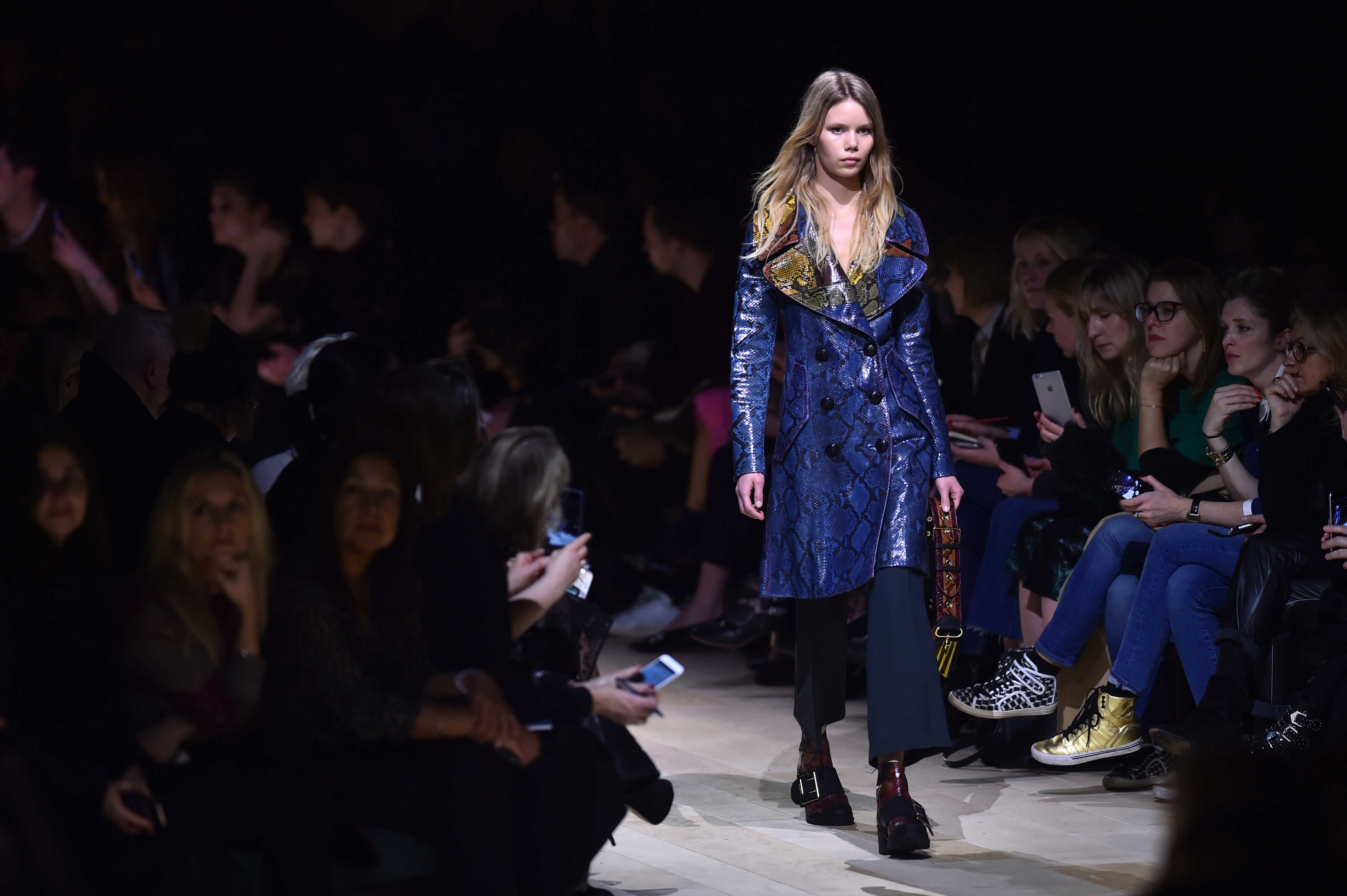 Siempre hay una nueva vida para el trench, como esta versión en 'snake print' azul.