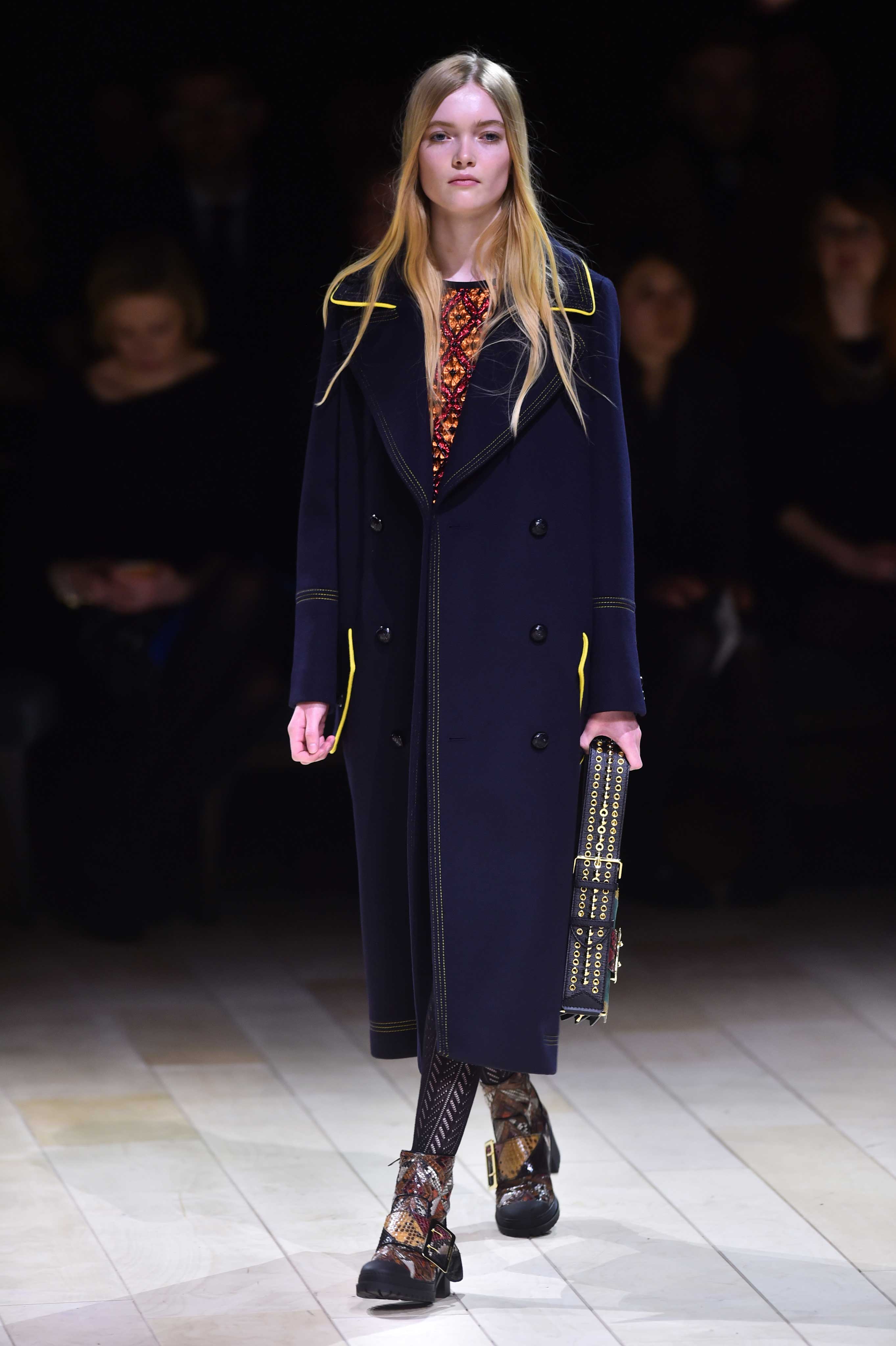 Los trechs de la colección febrero 2016 de Burberry toman forma del denim.