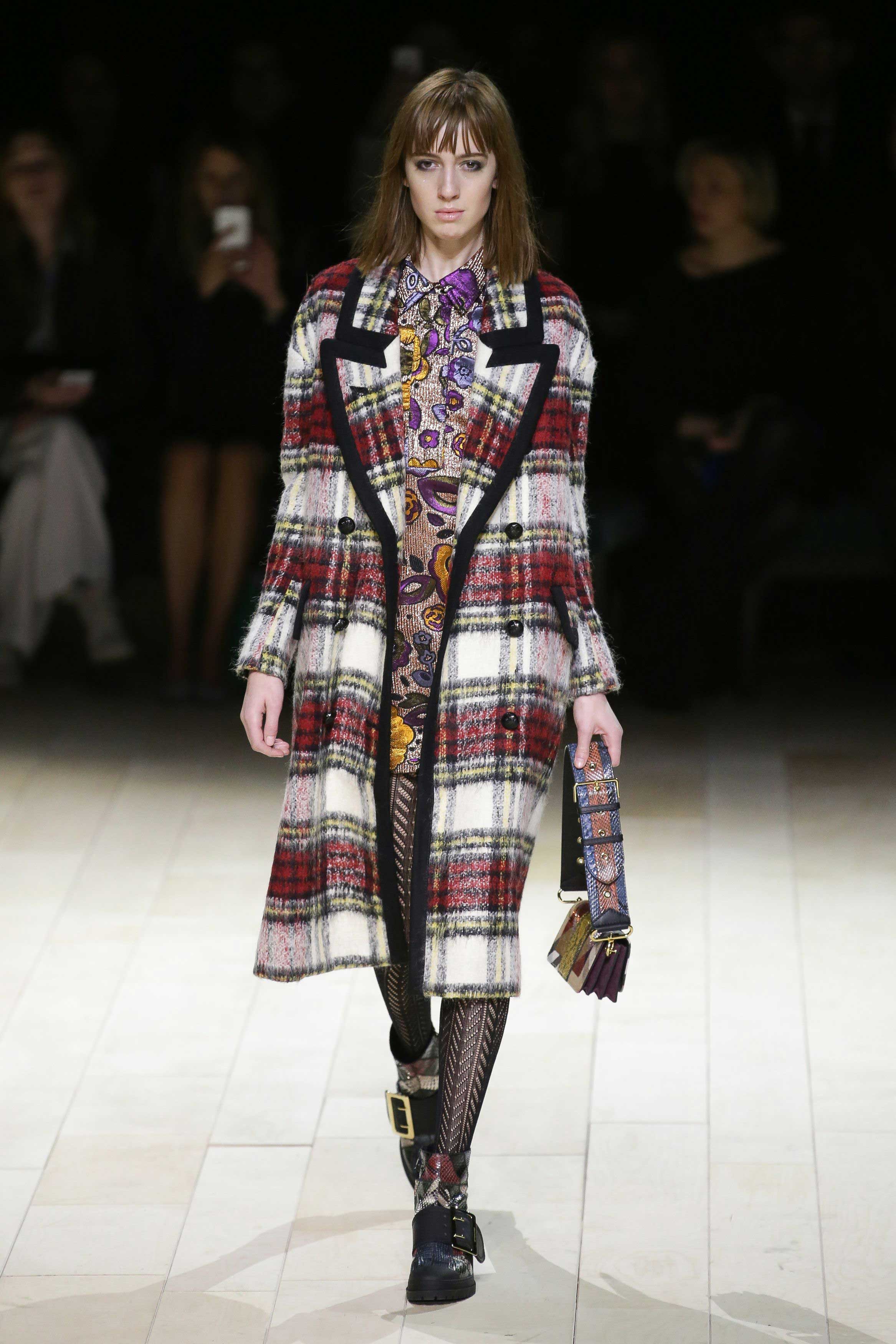 El estampado tartán clásico del 'brit style' de Burberry se reinventa.