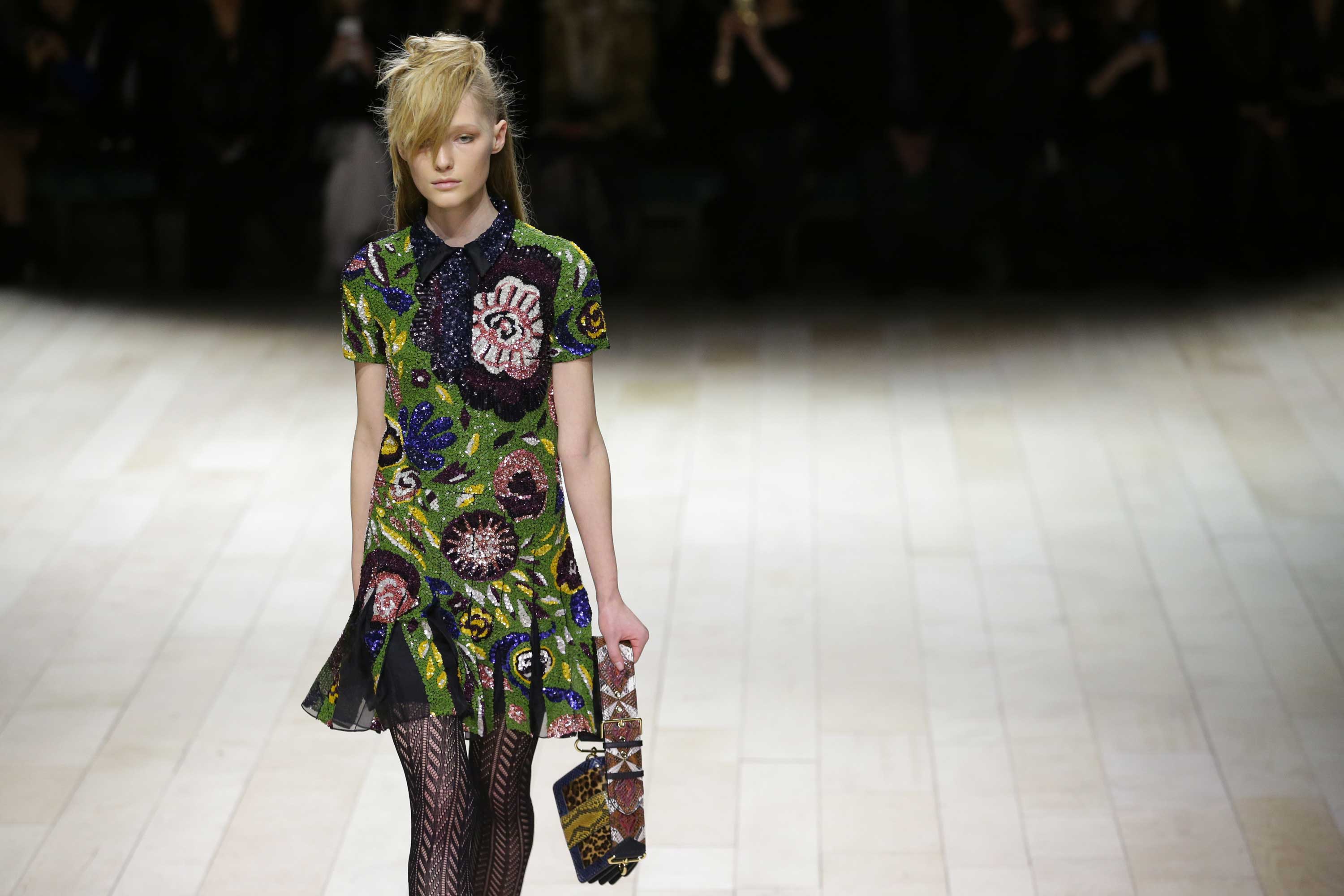 Las lentejuelas, el color y los estampados de Burberry nos transportan a los '70.