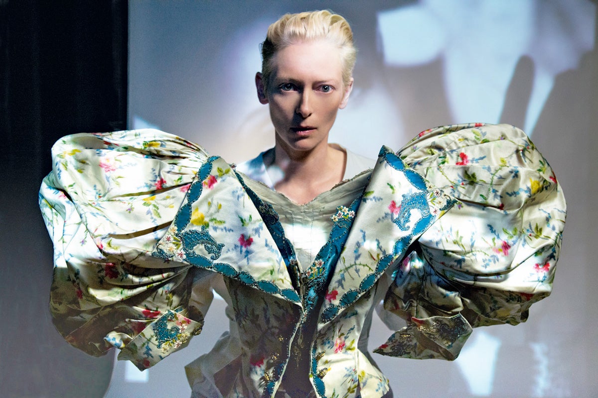 A mitad de camino entre libro de artista, catálogo expositivo y objeto de moda, la actriz Tilda Swinton y el director del Museo Galliera, Olivier Saillard, publican Impossible Wardrobes (Rizzoli), una poética oda a la moda con Swinton vistiendo prendas que han sido culturalmente significativas en los últimos siglos; o revelando el cuerpo de la modelo (ella) mientras le cosen un vestido a medida sobre la piel.