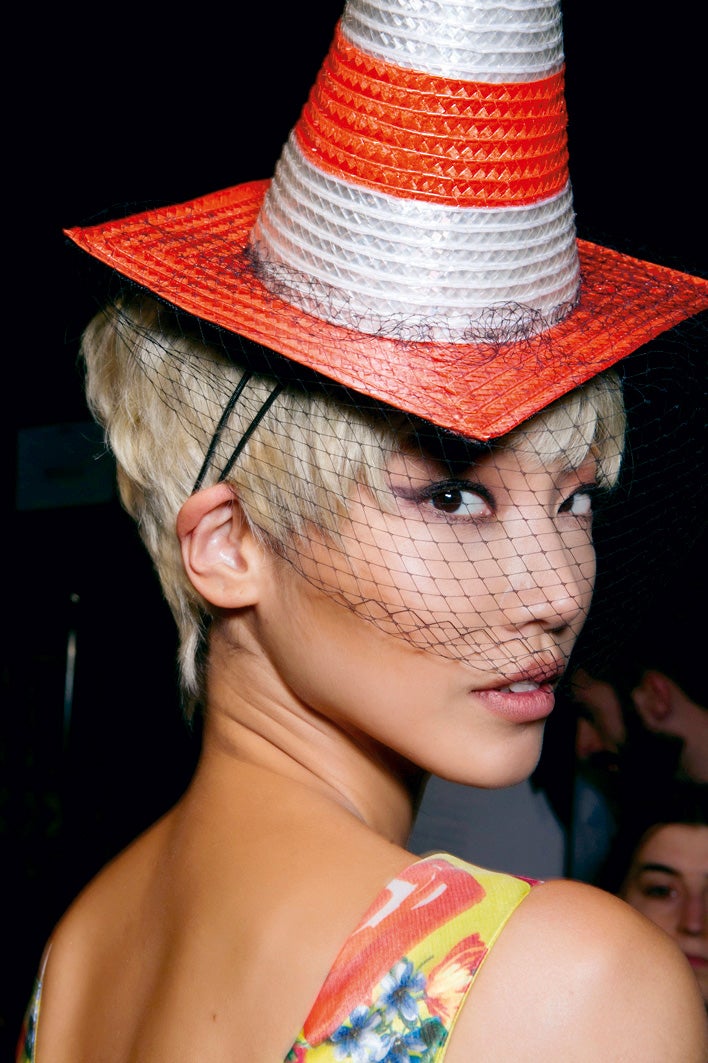 Jeremy Scott ha puesto la casa italiana patas arriba. Y esta temporada lo ha hecho de forma literal, con una gran pasarela en construcción que incluía originales cascos, señales de obras, chalecos reflectantes convertidos en trajes de chaqueta y conos de obra reinterpretados en sombreros, como el de la foto. Una gran obra... de arte.