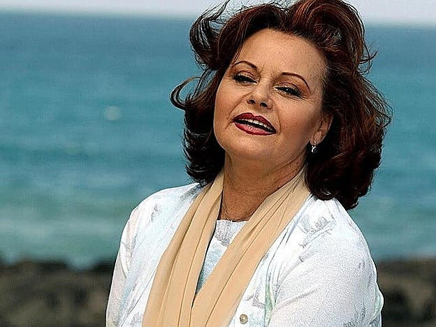 "Recuerdo cómo le gustaba la playa. Ella siempre decía que, cuando llegaba a los sitios de mar, por lo menos había que meter los piececillos, porque te renuevan las energías. Aunque tuviera que trabajar, procuraba ir a la playa un segundito. Y decía: “cuidado con el relente del mar”. Y se llevaba una bufandita. El relente, que no sé si existe o no, pero mi madre lo decía. Como la ‘autonomía del coche’ para el botoncito de bajar la ventanilla de atrás. Era la única que lo decía. Igual que lo de que el relente del mar te dejaba afónica. Si no existe, hay que pedir a la RAE que lo incluya como ‘palabro’ de Rocío Dúrcal (risas)".