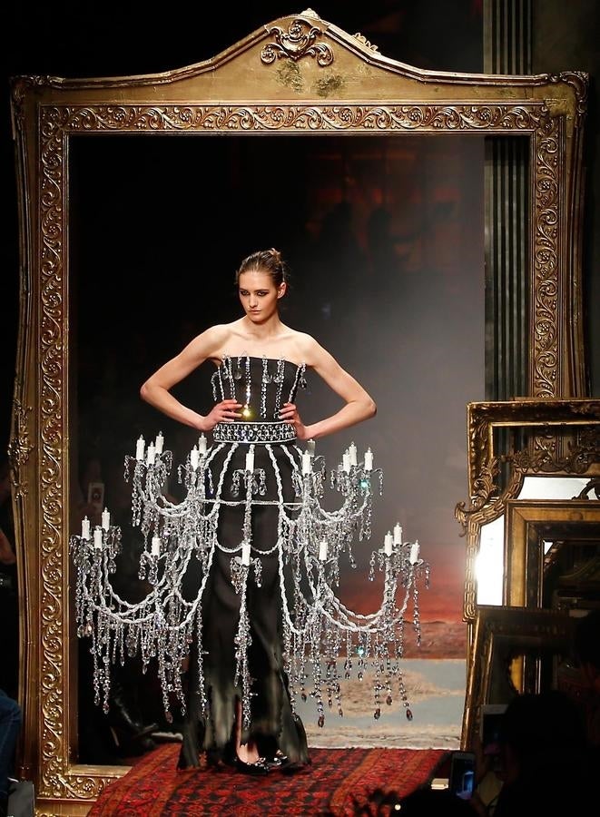 ¿Quién dijo que un vestido no podía llevar como discreto complemento una lámpara 'chandelier' añadida? Moschino demuestra que se puede.