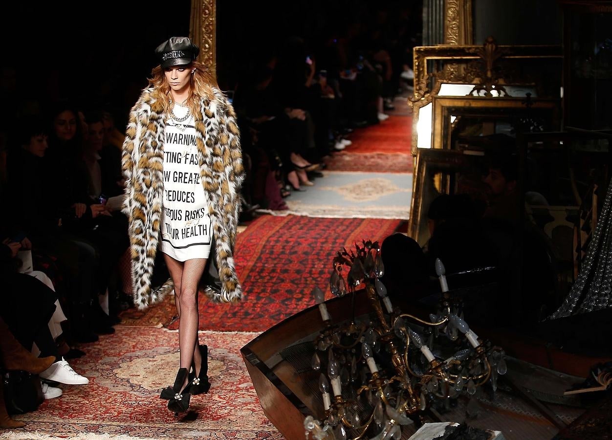 Moschino apuesta por la estética 'grunge' con este look con vestido-camiseta y vestido de leopardo.