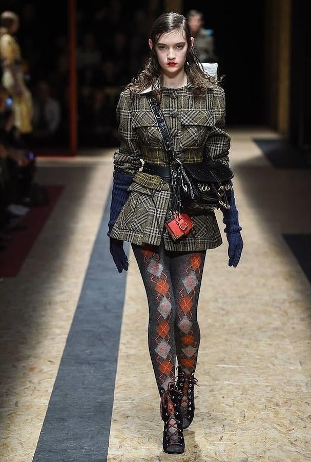 Bolsos a modo de riñoneras propone Miuccia Prada para la temporada que viene