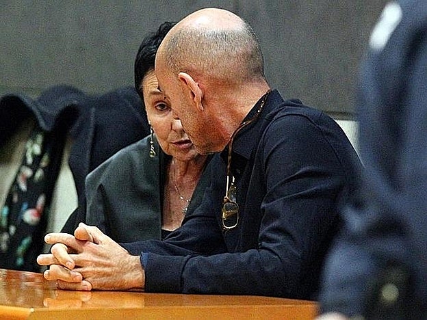 Jon Andoni Ezkurdia , el acusado, charla con su abogada durante el juicio.