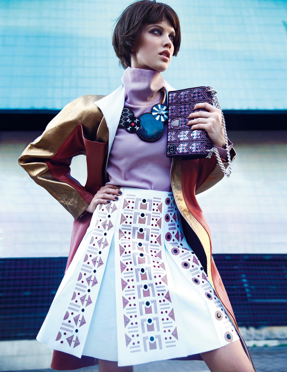 Top y falda de cuero de Tod's, trench de Bimba & Lola, Bolso de Dior. Estilismo: Verónica Suárez. Maquillaje y peluquería: Mauro Saccoccini (Ana Pardo) para Chanel y Moroccanoil.