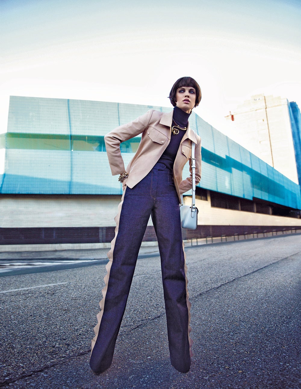 Jersey de Gant y collar de Giorgio Armani. Los pantalones son de Bimba y Lola y la chaqueta, de Longchamp, que también firma el bolso. Pulseras de Aristocrazy. Estilismo: Verónica Suárez. Maquillaje y peluquería: Mauro Saccoccini (Ana Pardo) para Chanel y Moroccanoil.