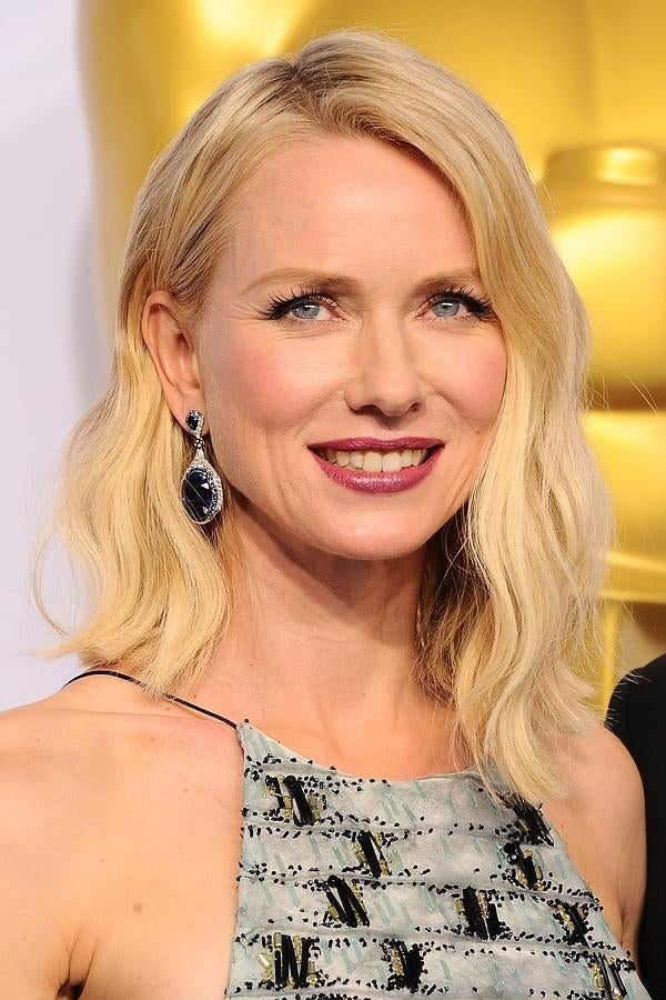 Naomi Watts con media melena con ondas, peinada con raya lateral. Un peinado elegante y sencillo que combinó con un bonito tono burdeos en sus labios para acudir a la gala de los Oscar 2015.