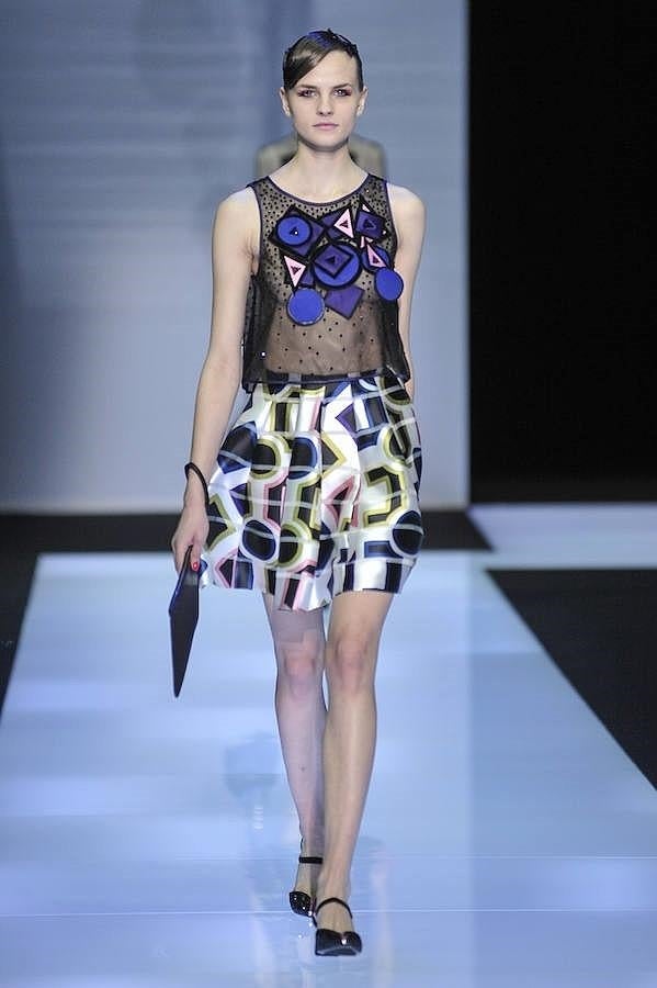 Blusa transparente negra y falda estampada.