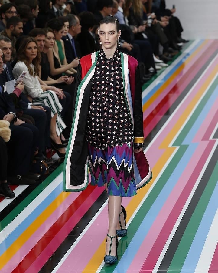 La firma de lujo arriega y crea looks con diferentes estampados.