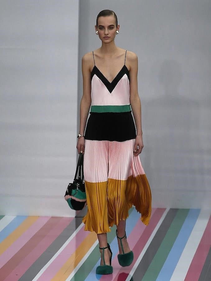 Elegante vestido de tirantes con falda plisa y escote en pico.