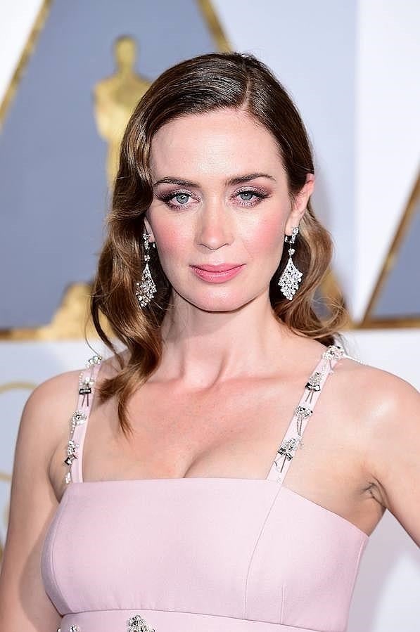 Emily Blunt lució su melena suelta peinada con ondas marcadas y maquillaje en tonos rosas.