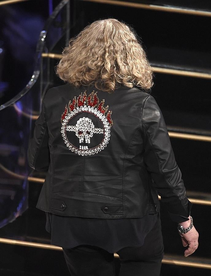 La chupa roquera de la encargada del vestuario de 'Mad Max', causa furor en el escenrio de los Premios Oscar 2016.