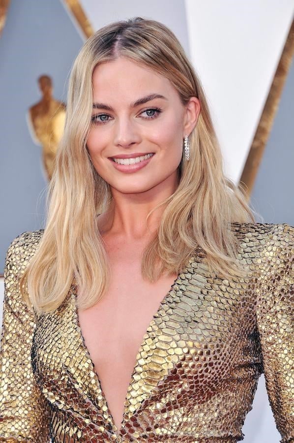 Margot Robbie apostó por un look beauty muy sencillo para acompañar su vestido dorado. La actriz lució su melena midi suelta peinada con ondas deshechas que acompañó con un maquillaje natural con los labios marrones.
