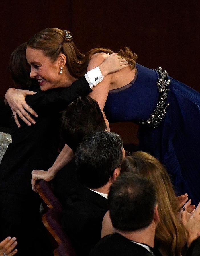 Brie Larson, Oscar a la mejor actriz por 'La habitación', abraza a su joven compañero de reparto.