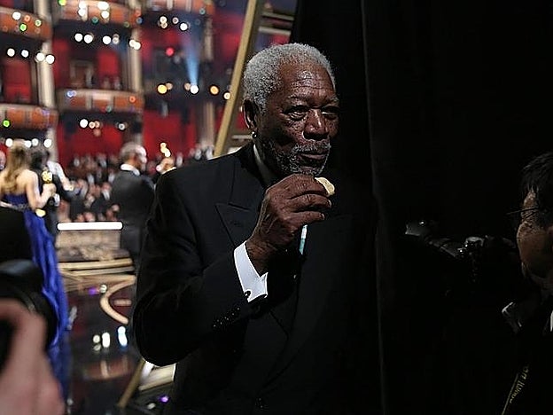 Morgan Freeman come galletas en el 'backstage'.