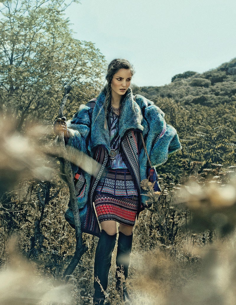 Chaquetón de pelo sintético y vestido, ambos de Custo Barcelona. La falda es un diseño de Mirto y las botas, de Hispanitas. Guantes de M Missoni; bolso de Urban Vicart; y collar y pendientes de Nurbijou. Estilismo: José Herrera. Maquillaje y peluquería: Ricardo Calero (Talents) para Chanel y Bumble & Bumble. ​